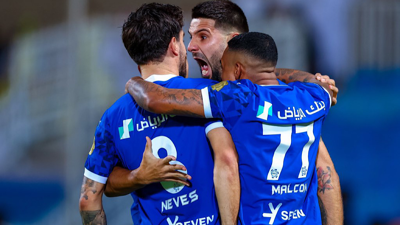 المنافس يتوعد للزعيم .. هل سيذيق الهلال الخسارة للمرة الأولى أمام البكيرية اليوم؟
