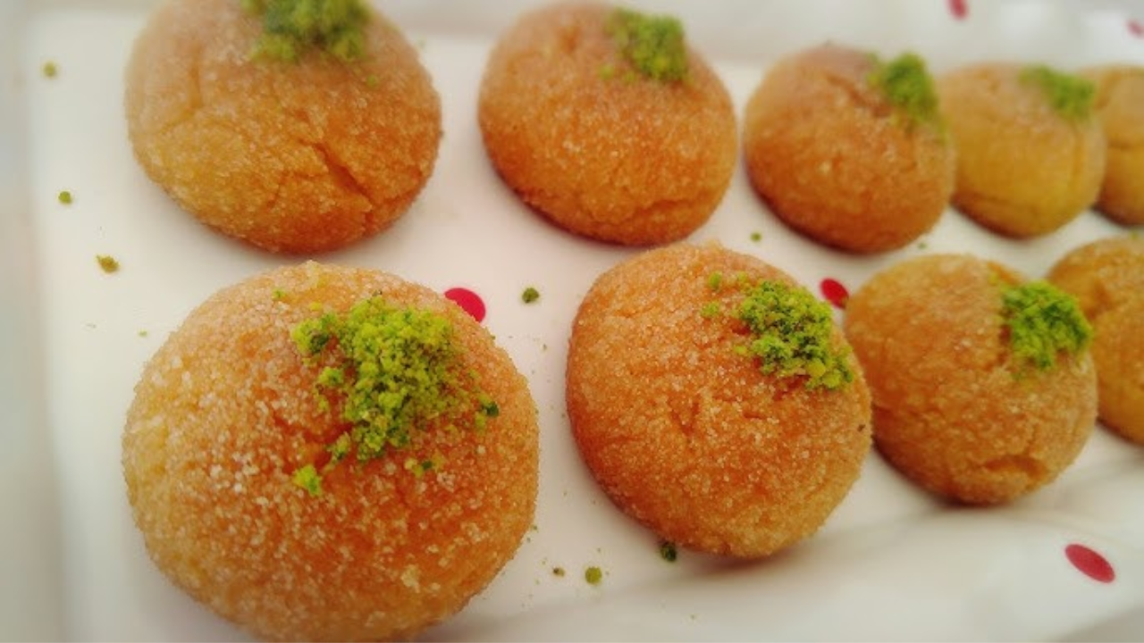 مرملة وطعمها لا يقاوم يذوب في الفم .. حضري كرات السميد بالزبادي في البيت لأسرتك كتحلية شهية بتكلفة بسيطة