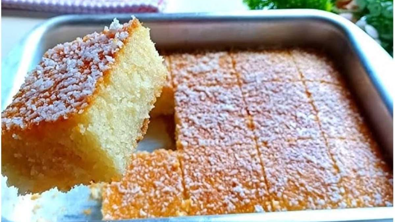 حلوى اختراع بطعم رهيب .. كيكة السميد بجوز الهند بمكونات بسيطة بالمنزل بأحلى طعم