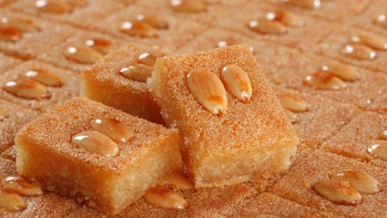 طرية ومرملة وطعمها خطير أحلى من الجاهزة .. حضري البسبوسة بالزبادي في البيت بمقادير بسيطة