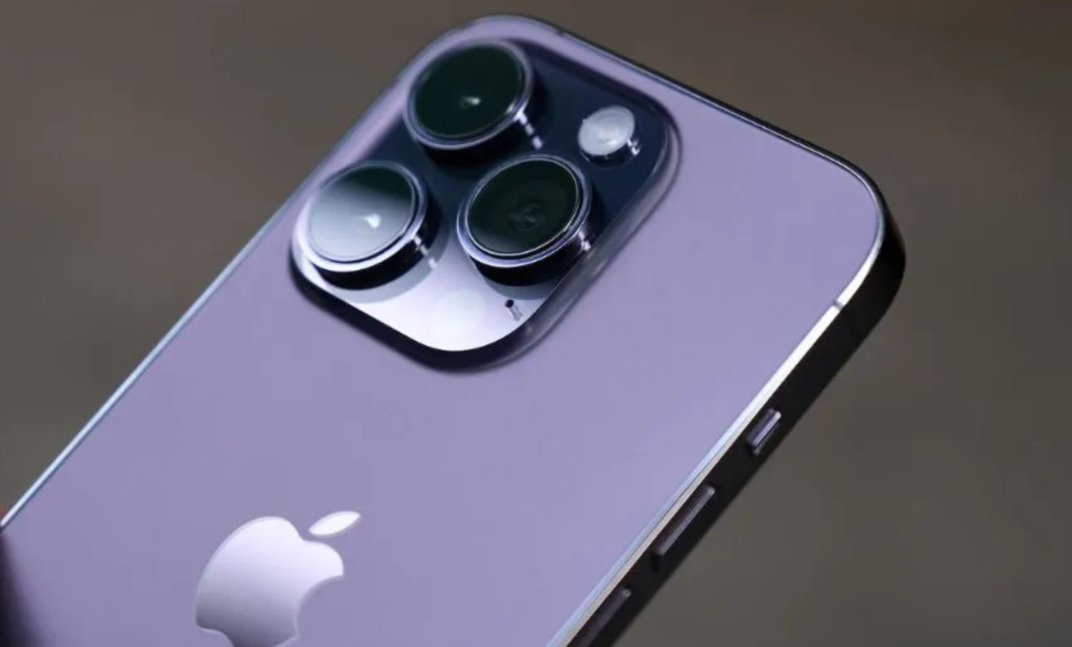“الحجم المثالي من آبل بتجربة تصوير فيديو خيالية 4K وتعديل الفريم ريت للفيديو بعد تصويره”.. إليك سعر ومواصفات هاتف iPhone 16 Pro