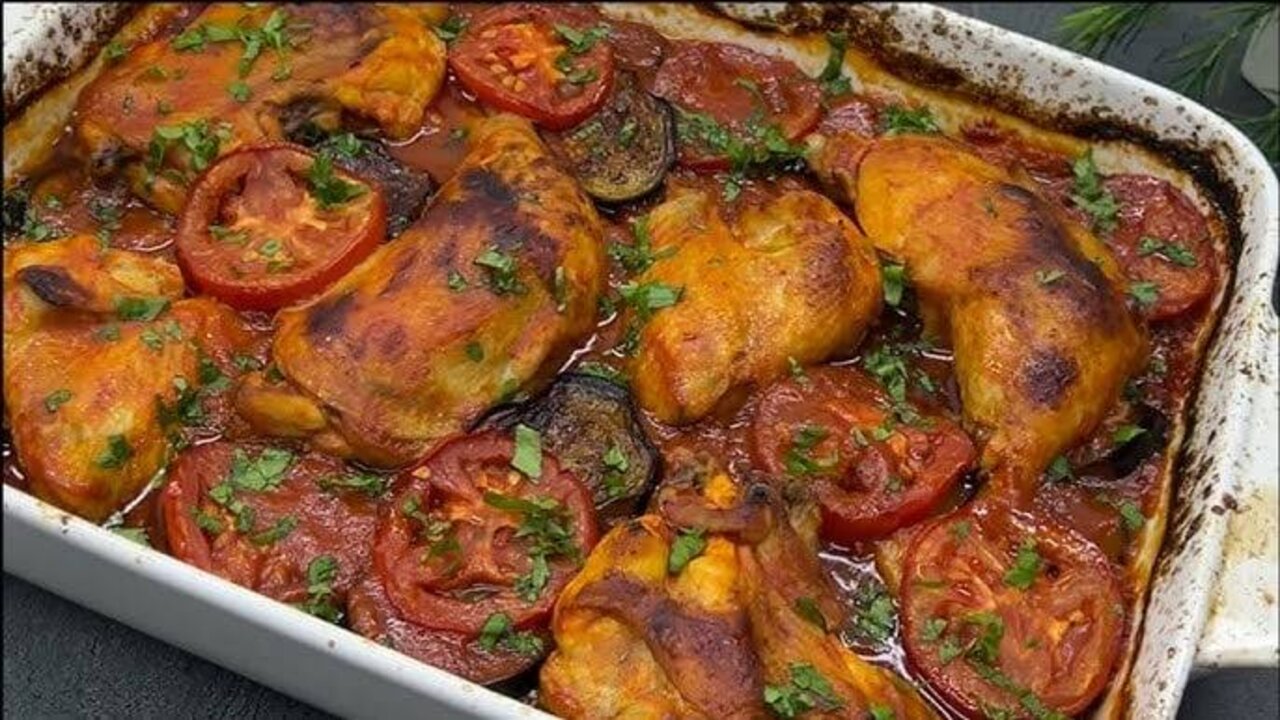 أكلة صحية ولذيذة.. طريقة عمل صينية الفراخ بالباذنجان شرح تفصيلي بالخطوات 