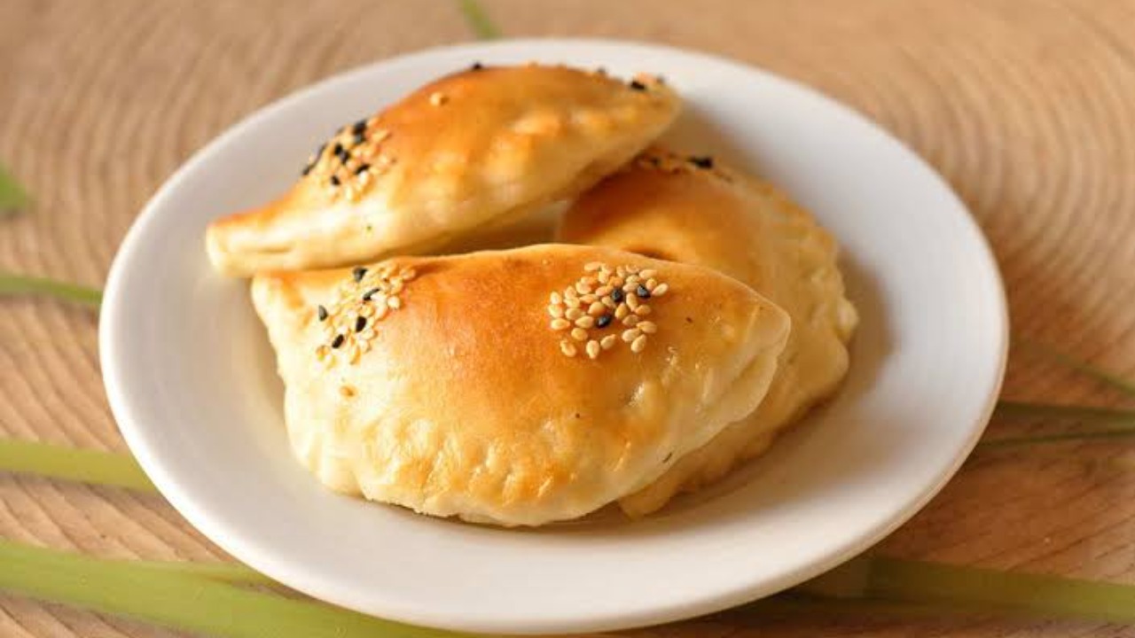 “وجبة سريعة ومغذية” طريقة عمل فطائر الجبنة في البيت بخطوات بسيطة 