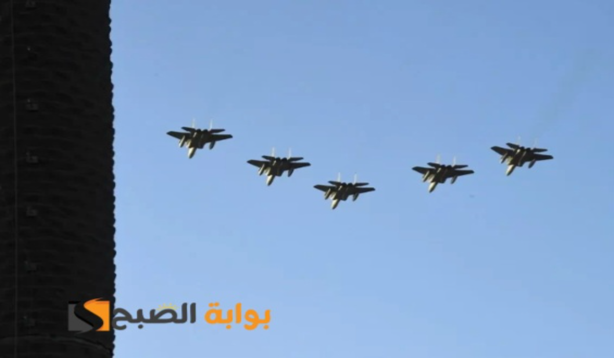 وسط حضور ضخم من المواطنين.. سماء المنطقة الشرقية تتزين بعروض القوات الجوية احتفالًا باليوم الوطني السعودي