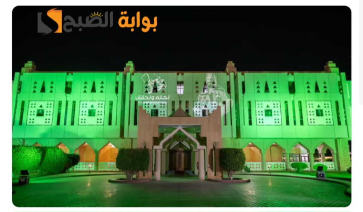 احتفالًا باليوم الوطني السعودي..مبنى الإمارة بمنطقة تبوك يتزين باللون الأخضر في مشاهد ساحرة 4 احتفالًا باليوم الوطني السعودي..مبنى الإمارة بمنطقة تبوك يتزين باللون الأخضر في مشاهد ساحرة
