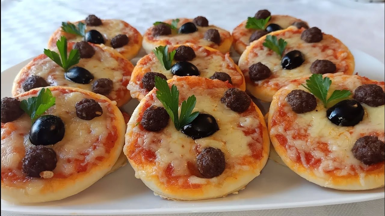 أسهل المخبوزات يعشقها الأطفال والكبار الميني بيتزا بعجينة طرية حضريها وارتاحي من تفكير السندوتشات