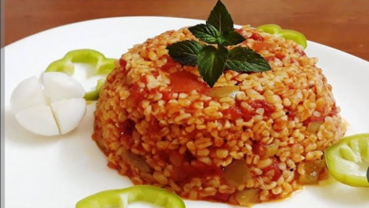 “لوجبة غداء سريعة”طريقة عمل البرغل بالبندورة على أصوله