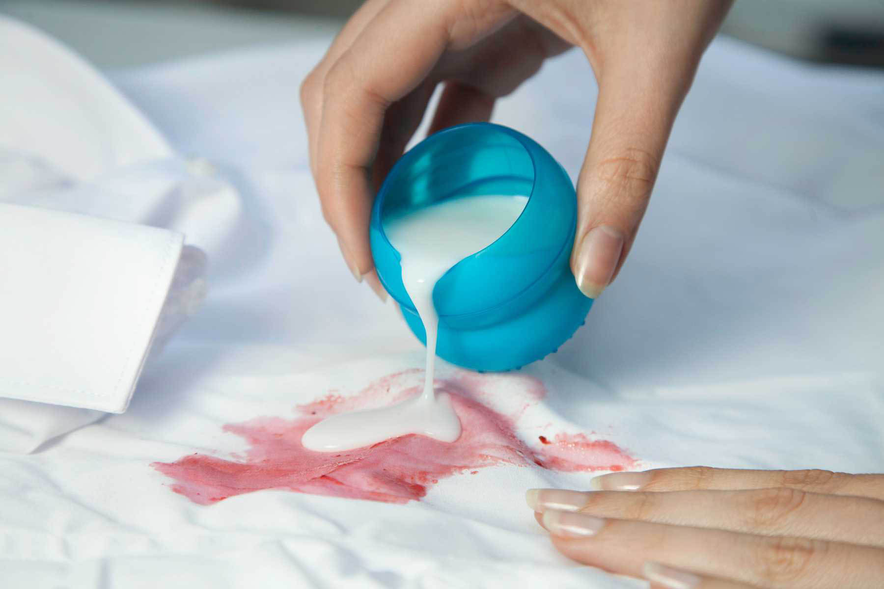 طرق سريعه وسهله لتنظيف الملابس البيضاء من البقع الداكنة والتخلص من الاصفرار نهائيا