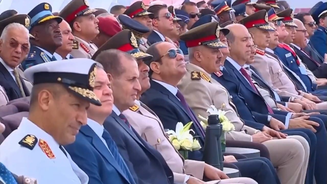 سر انبهار الرئيس المصري بأداء الطيار السعودي أمجد حُمدي في عرض جوي