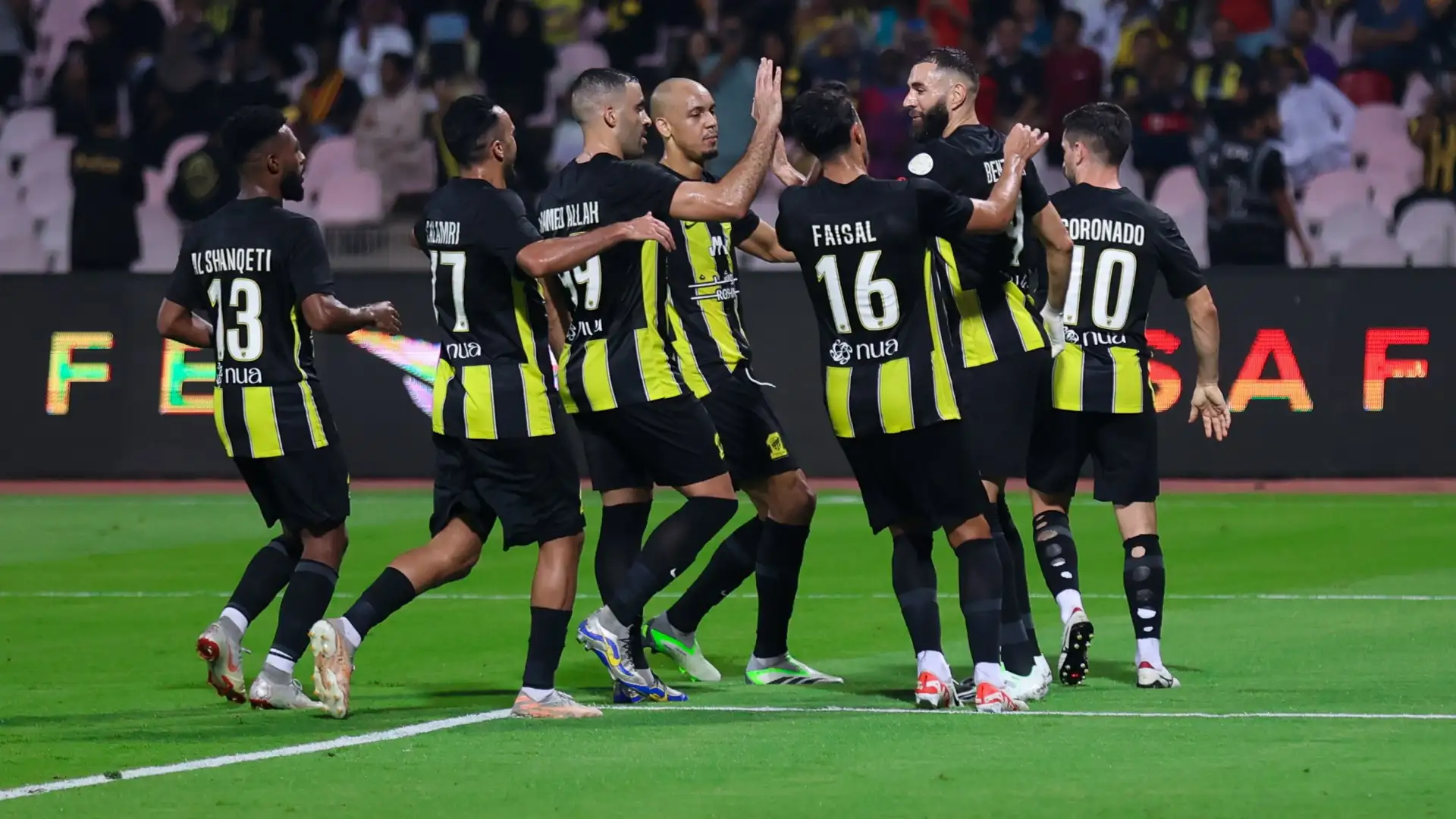 نمور جدة تستعد.. القنوات الناقلة لمباراة الوحدة والاتحاد في دوري روشن السعودي 2024 ومعلق المباراة