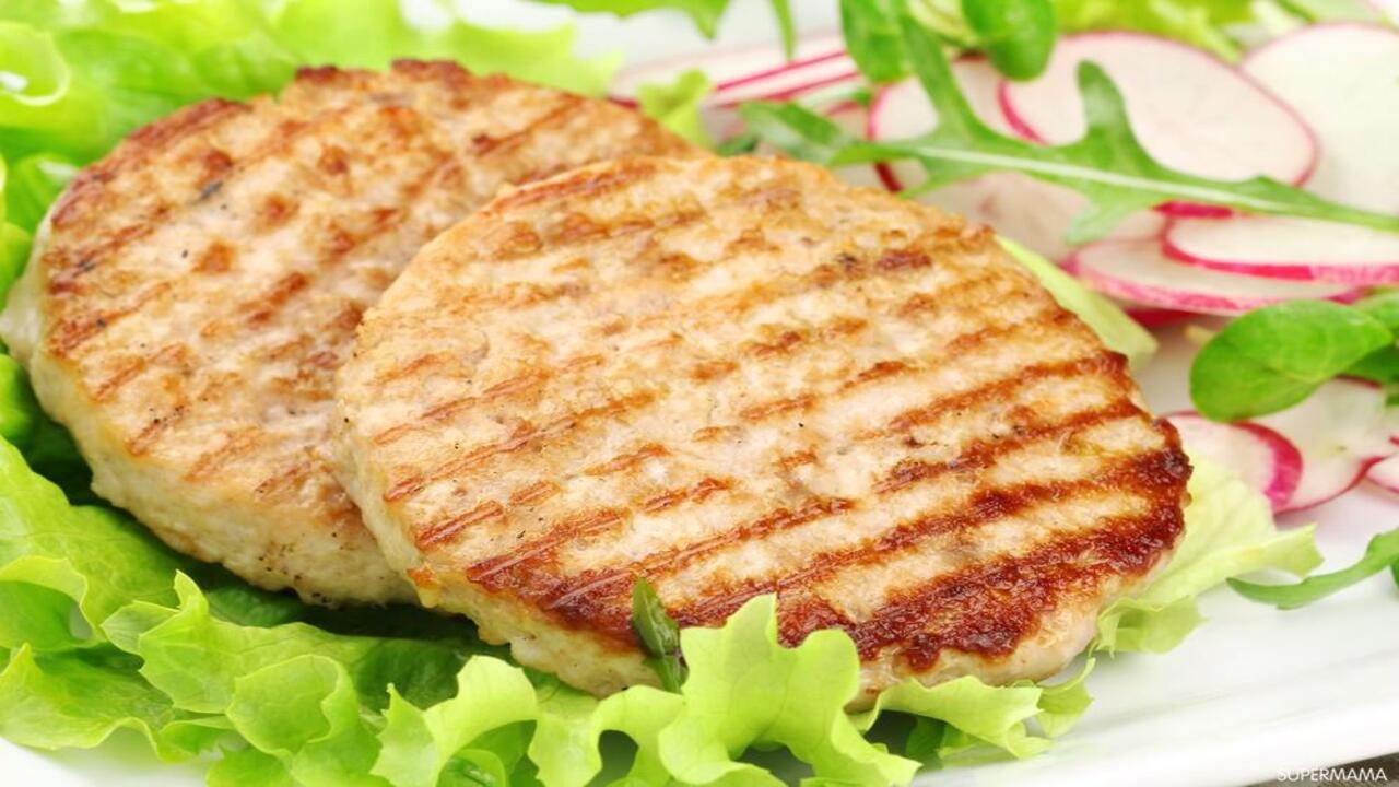 طريقة عمل برجر الدجاج المشوي بتتبيلة خطيرة وطعم مميز بأسرار المطاعم