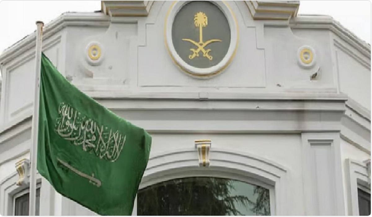 بيان تحذيري هام من القنصلية السعودية لجميع مواطنيها في هيوستن بشأن العاصفة “هيلين”