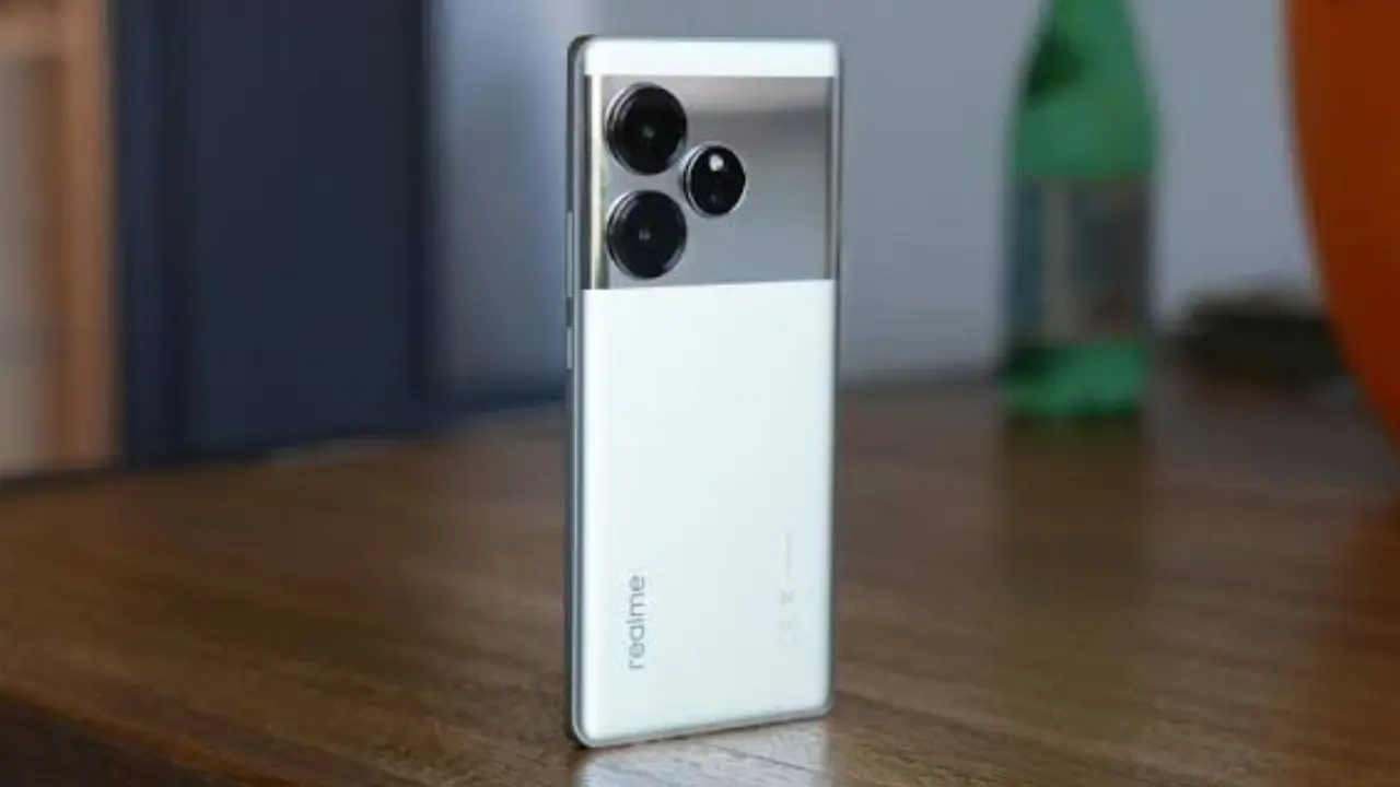 بإمكانيات جبارة وتصميم ولا أروع.. سعر ومواصفات هاتف Realme GT 6