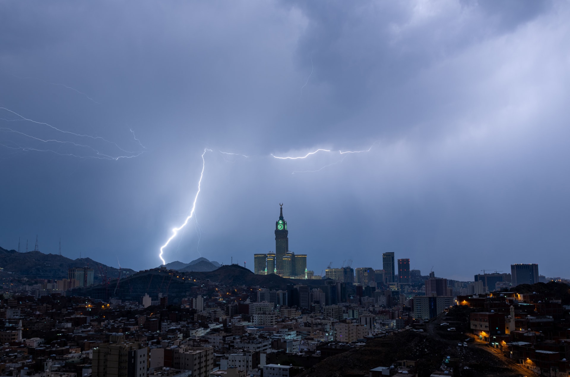 الأرصاد السعودية تحذر من حالة الطقس الساعات القادمة والمركز الوطني يعلن الإنذار الأحمر