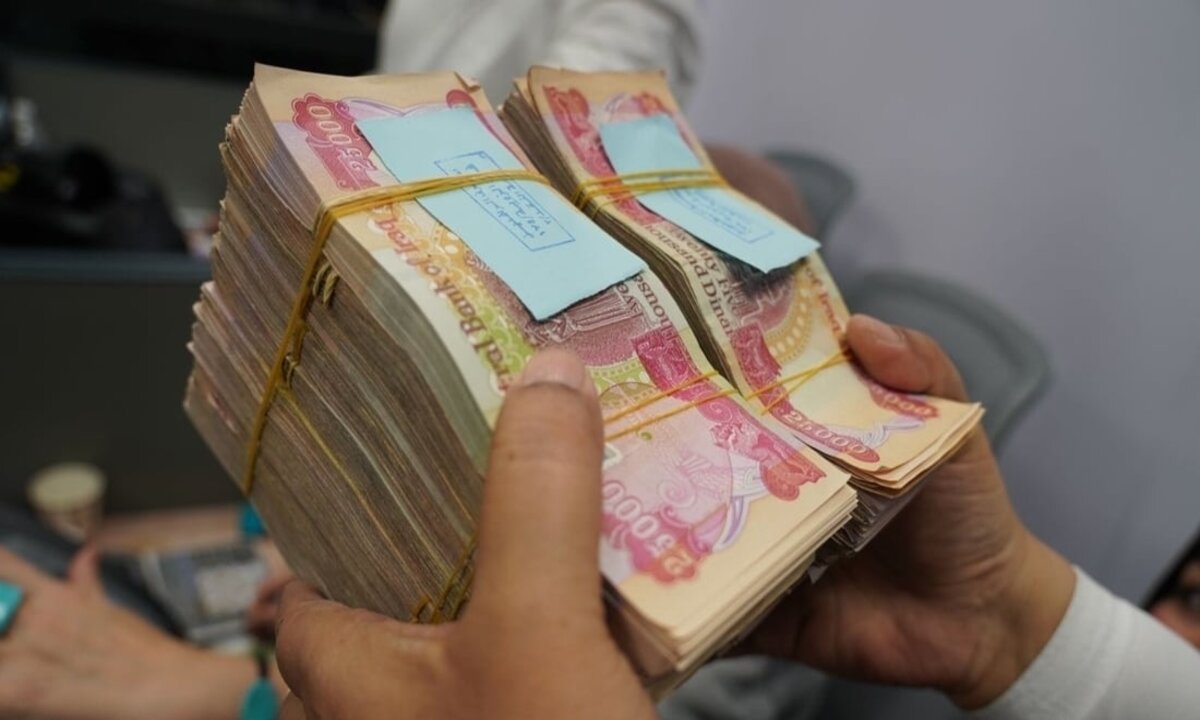 جدل في الشارع العراقي.. استقطاب 1% من رواتب الموظفين والمتقاعدين بدء التنفيذ 2 جدل في الشارع العراقي.. استقطاب 1% من رواتب الموظفين والمتقاعدين بدء التنفيذ