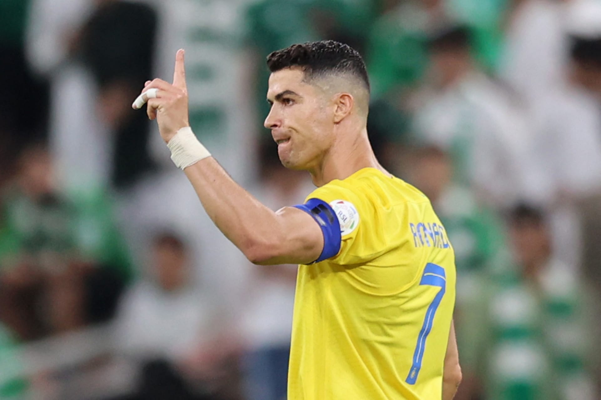 لاعب ريال مدريد يشن هجومًا على رونالدو : لا يعرف لعب الكرة وبنزيما أفضل!