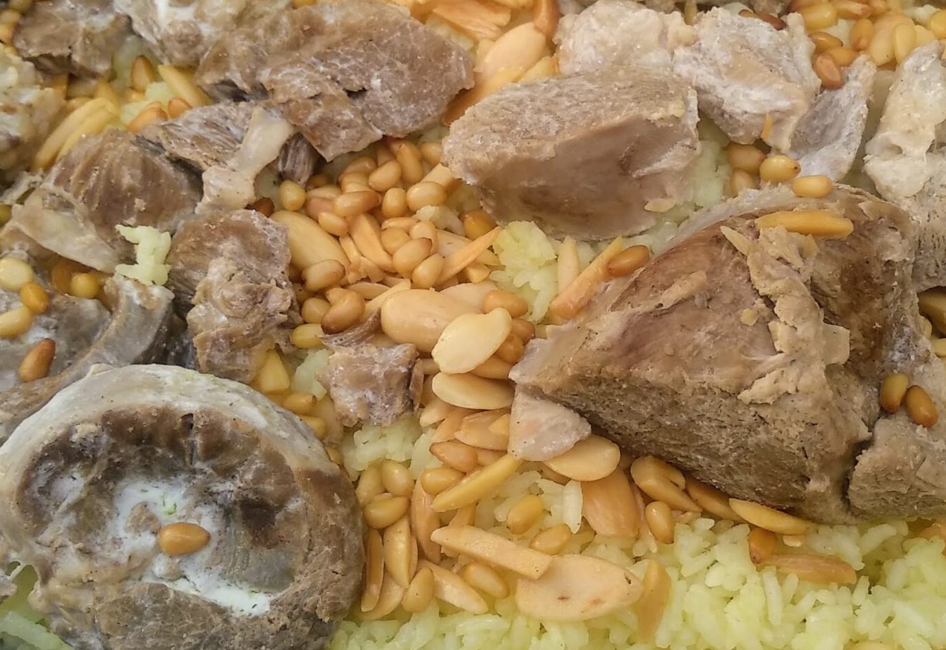لعشاق الأطباق العربية.. طريقة عمل المنسف الأردني باللحم