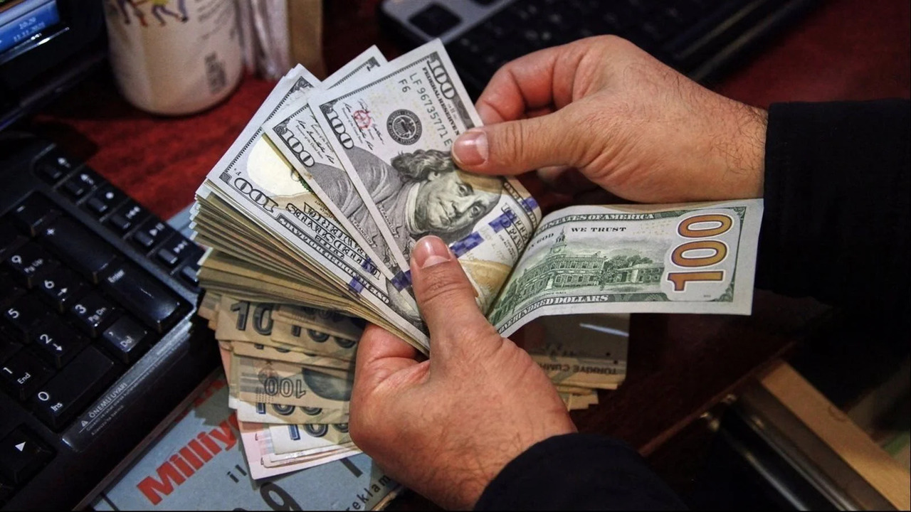 “قفزة جديدة للدولار”.. أسعار غير مسبوقة والدولار يكسر حاجز الـ49 جنيه مقابل الجنيه في البنوك المصرية
