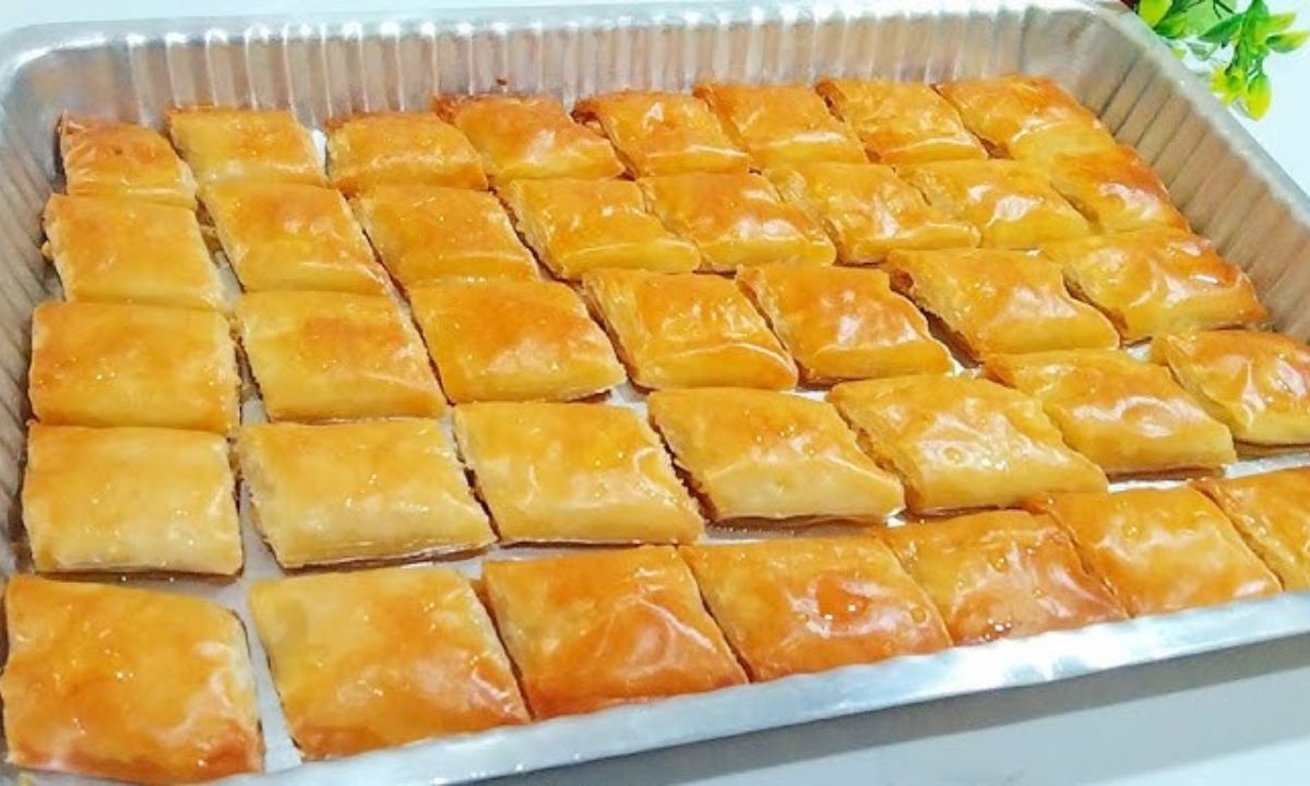 حلوى مورقة ولذيذة زي المحترفين بطعم ولا أروع .. صينية الجلاش الحلو بأسهل وأسرع طريقة 5 حلوى مورقة ولذيذة زي المحترفين بطعم ولا أروع .. صينية الجلاش الحلو بأسهل وأسرع طريقة