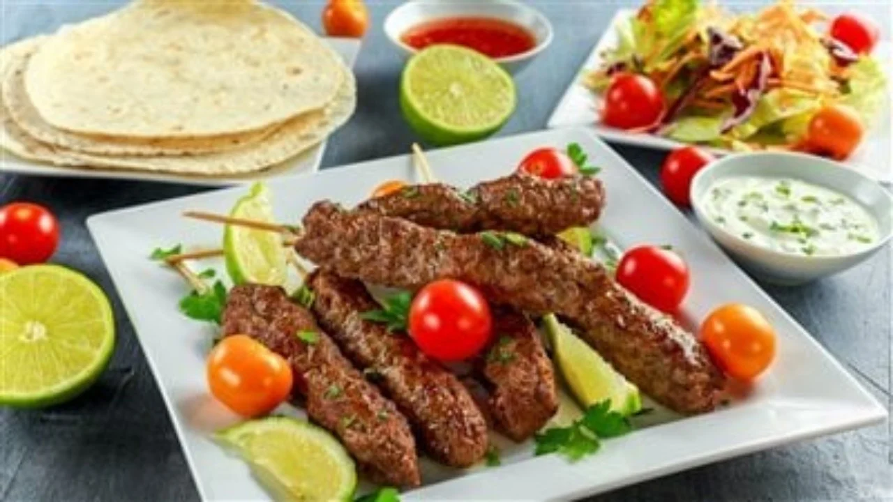 جددي سفرتك.. طريقة تحضير الكفتة اليونانية ألذ طعم وأجمل وجبة خفيفة لأسرتك 5 جددي سفرتك.. طريقة تحضير الكفتة اليونانية ألذ طعم وأجمل وجبة خفيفة لأسرتك