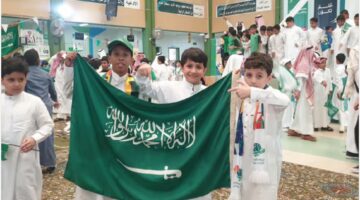 طلاب وطالبات مدارس مكة يحتفلون باليوم الوطني الـ94. صور 1