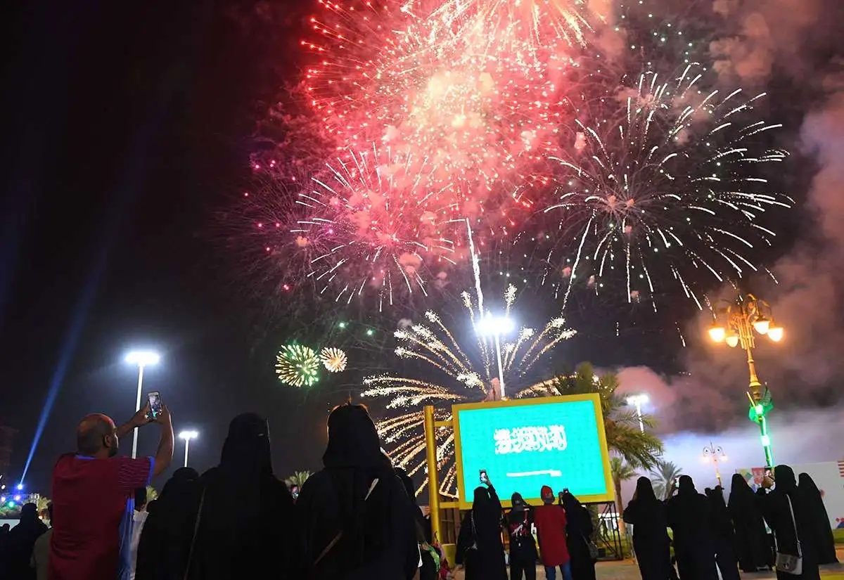 عروض الالعاب النارية لليوم الوطني 94 تزين السماء مباشرة في هذا الموعد