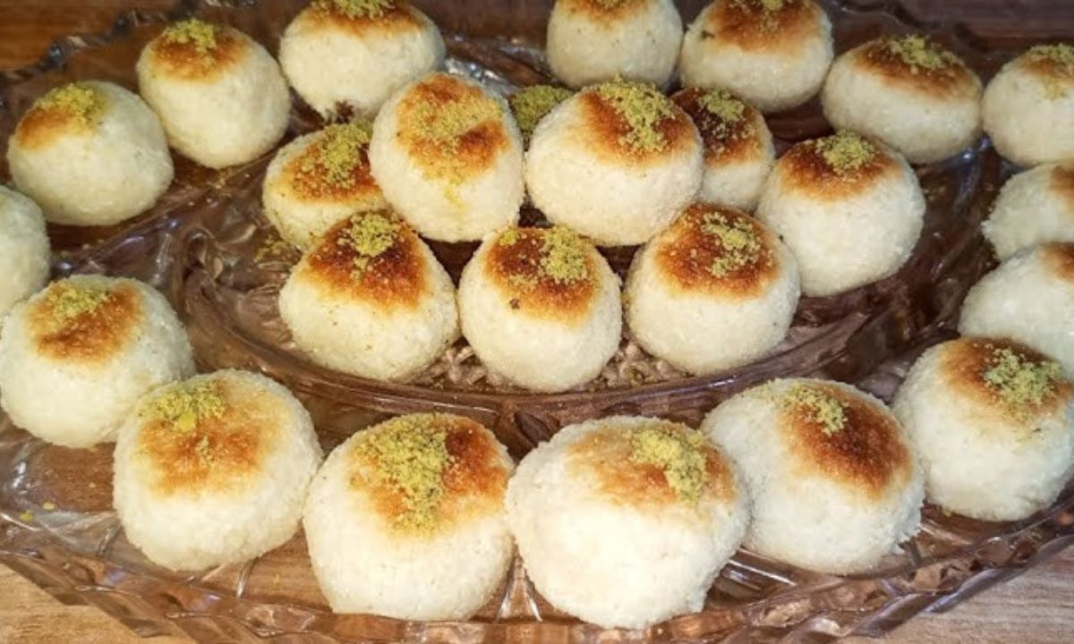 بمكونين فقط حلوى سهلة وسريعة بأحلى طعم كرات جوز الهند اللذيذة بالمنزل مثل محلات الحلواني