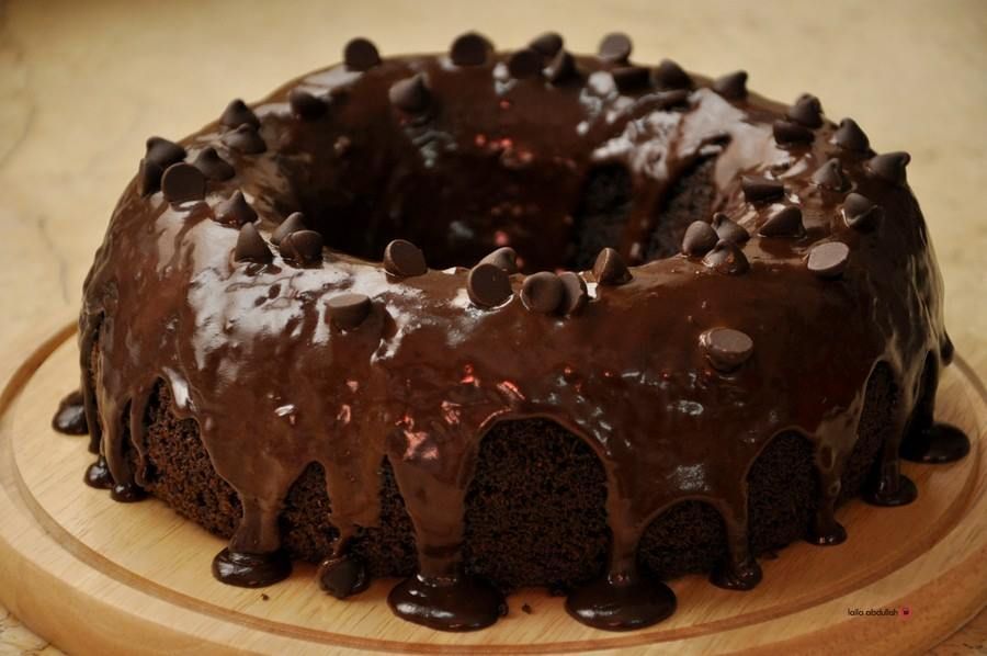 طريقة عمل الكيك بصوص الشيكولاته السائحه بالكاكاو هشة وسريعه بأسهل الخطوات