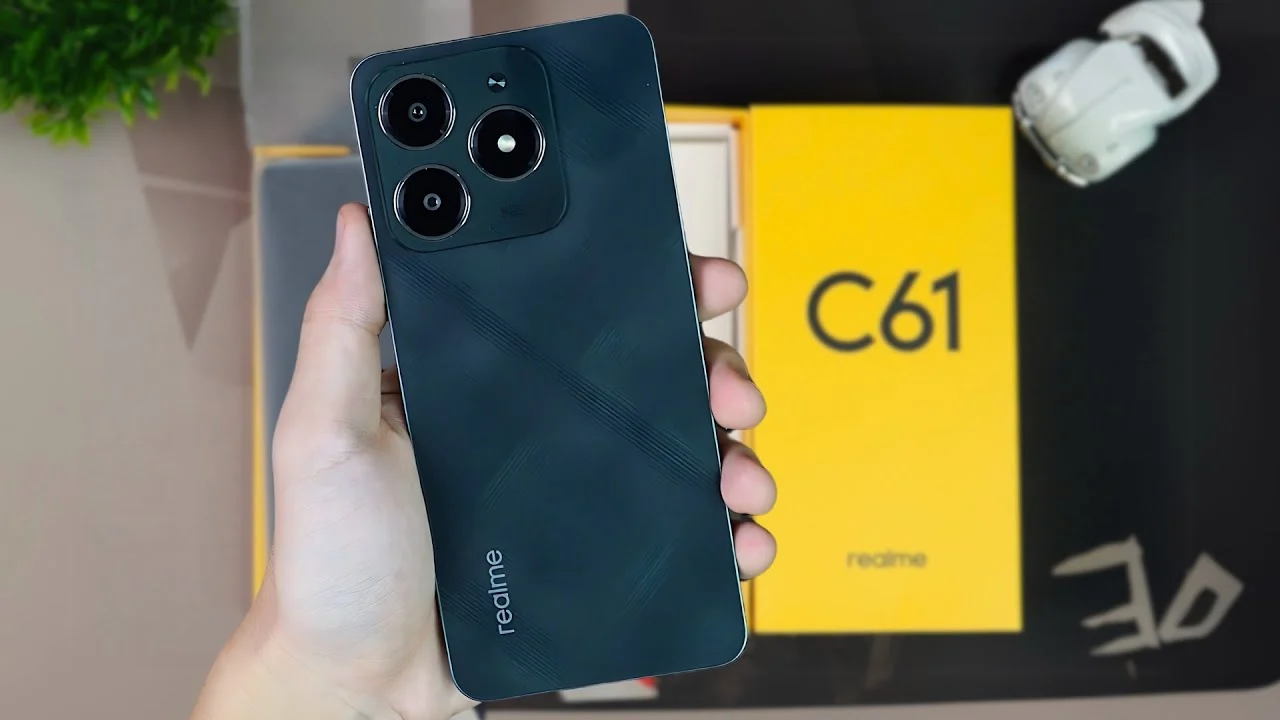 تصميم فاخر زي الآيفون مقاوم للماء أكتشف سعر ومواصفات Realme C61 أرخص هاتف بأداء خرافي هتشتريه بدون ما تفكر