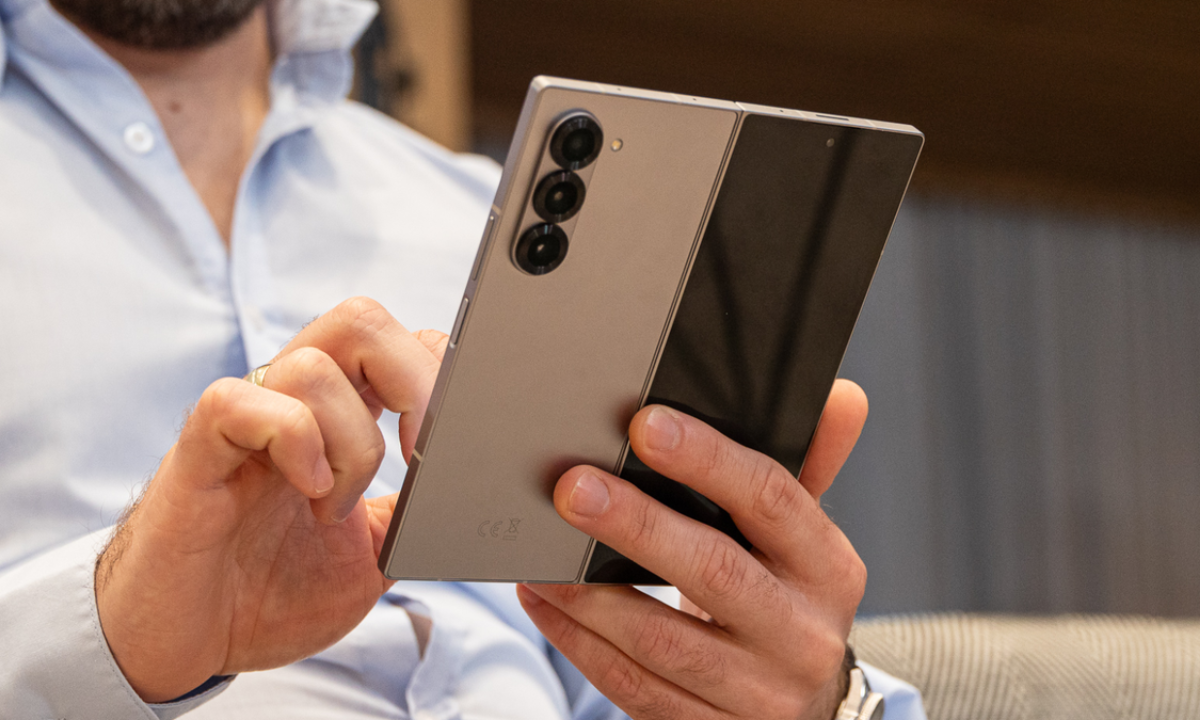 “إطار مقاوم للخدوش”.. هاتف Samsung Galaxy Z Fold 6 القابل للطي بميزات فائقة مع معالج Snapdragon 8 Gen 3 وشاشة عالية السطوع