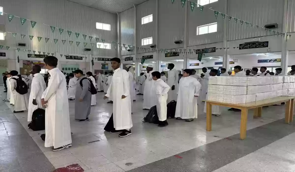 موعد الطابور الصباحي بالمملكة فقاً للتوقيت الصيفي.. وزارة التعليم السعودية تُوضح