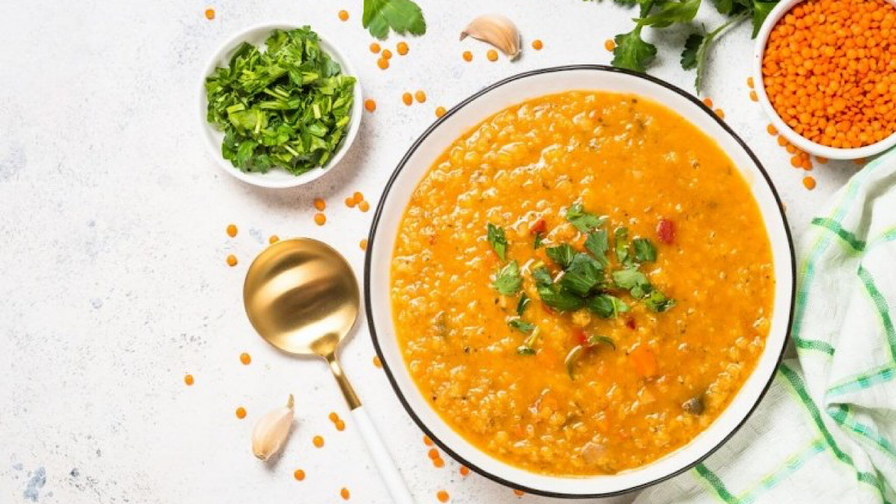 مع اقتراب الشتاء .. طريقة عمل شوربة العدس الأحمر 5 مع اقتراب الشتاء .. طريقة عمل شوربة العدس الأحمر
