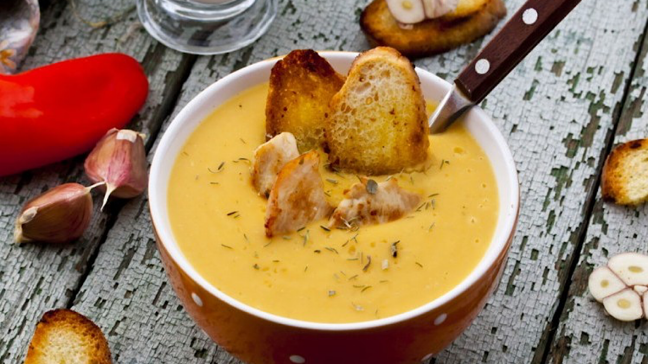 دافئة وشهية .. طريقة عمل شوربة العدس بالدجاج 5 دافئة وشهية .. طريقة عمل شوربة العدس بالدجاج