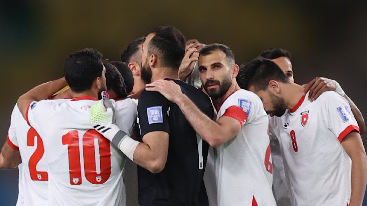 القمة المرتقبة .. القنوات الناقلة لمباراة الأردن وعمان اليوم في تصفيات كأس العالم 2026
