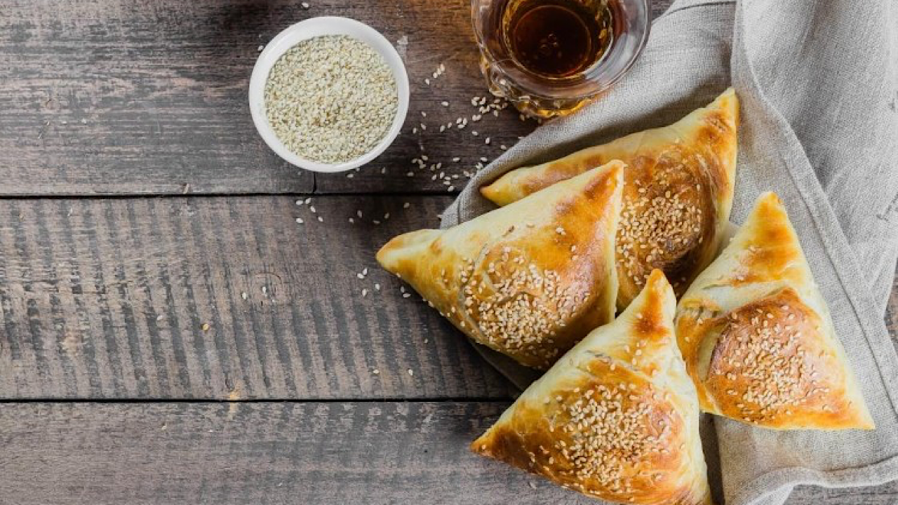 بعجينة قطنية .. طريقة عمل فطائر محشية بالجبنة لوجبة فطور شهية