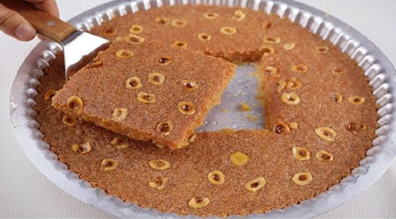 عيالك هيعشقوها.. اعملي البسبوسة المرملة في المنزل زي اكبر المحلات 3 عيالك هيعشقوها.. اعملي البسبوسة المرملة في المنزل زي اكبر المحلات