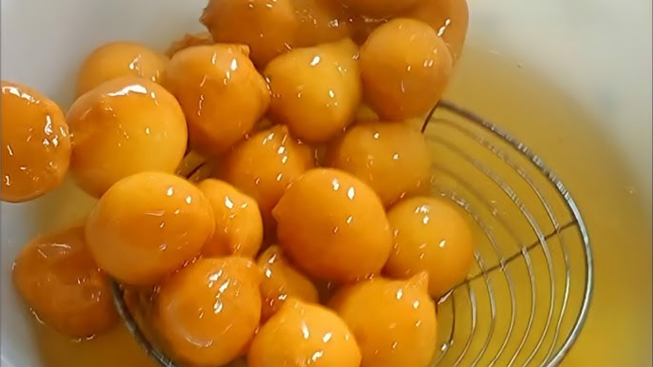 حلوى ذهبية رائعة تعجب الصغار والكبار .. كرات مقرمشة من الخارج وطرية من الداخل بطعم الشربات الشهي