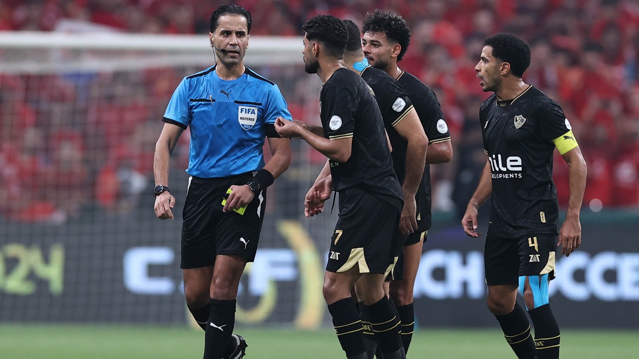 هل ادان حكم السوبر الإفريقي الزمالك في تقرير المباراة بشأن واقعة التهديد بالانسحاب