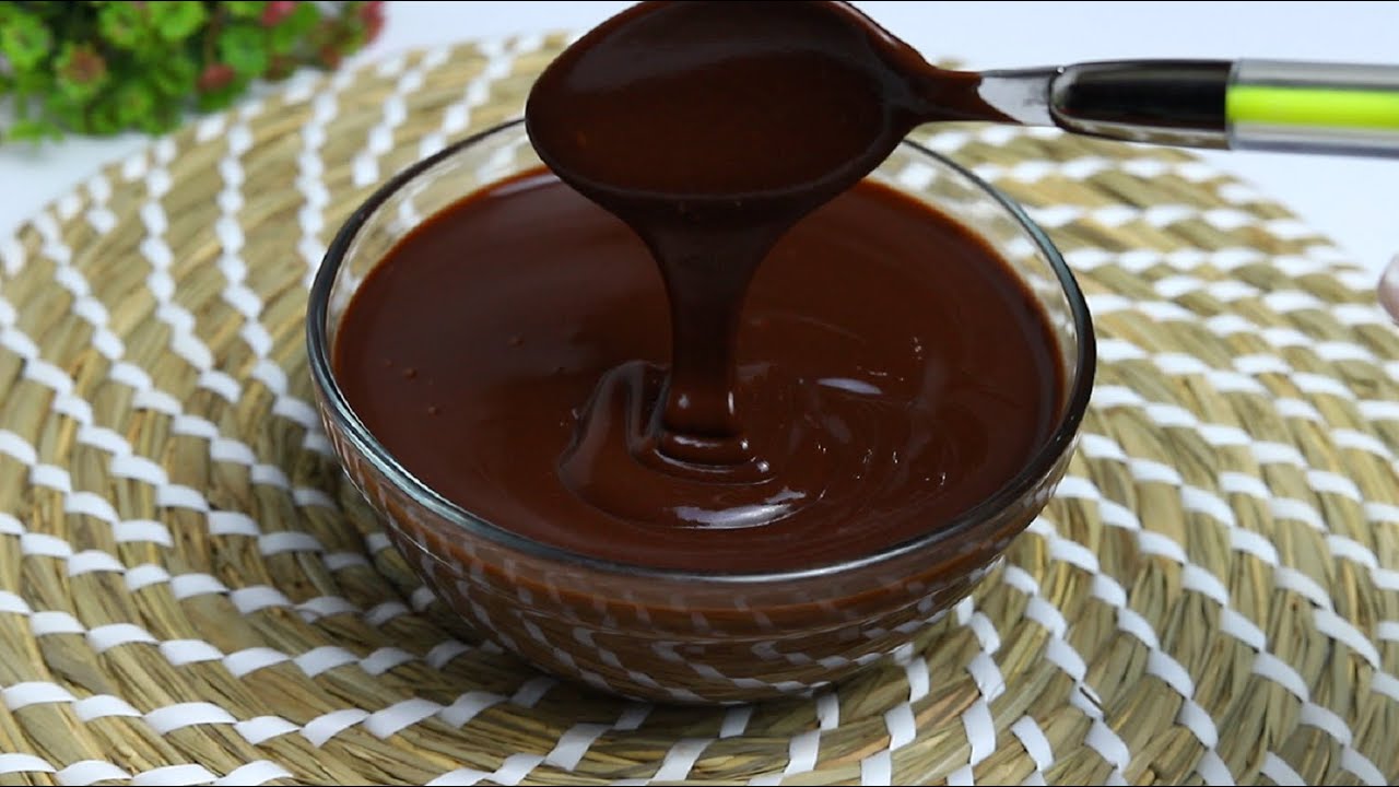 بقوام ثقيل وطعم زي الجاهز .. حضري صوص الشوكولاتة في المنزل بطعم ومذاق رائع وزيني حلوياتك بأقل تكلفة