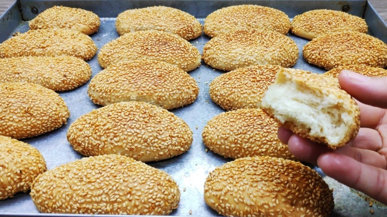 وصفه اقتصاديه وغير مكلفة .. فطائر السمسم الطرية بعجينة قطنية بديل سندوتشات المدارس