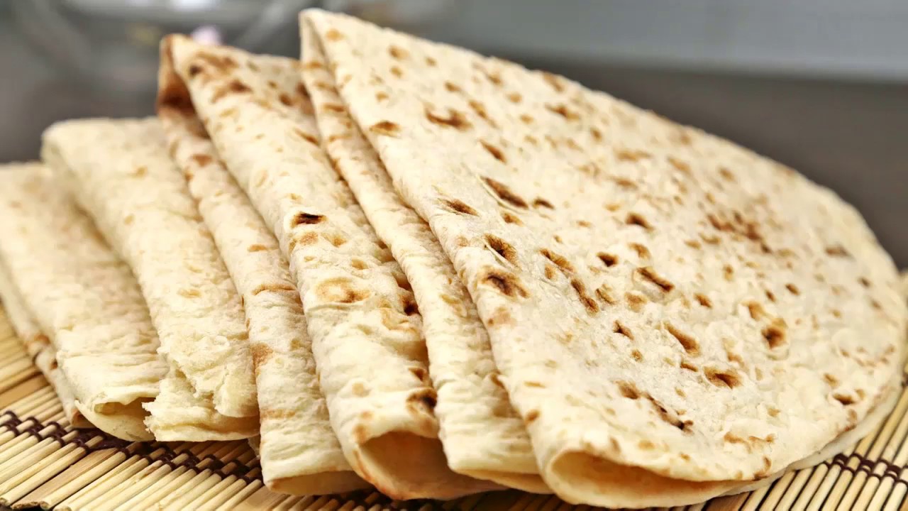 مكونات عمل العيش السوري بطريقة المطاعم السوريه بالخطوات الصحيحة