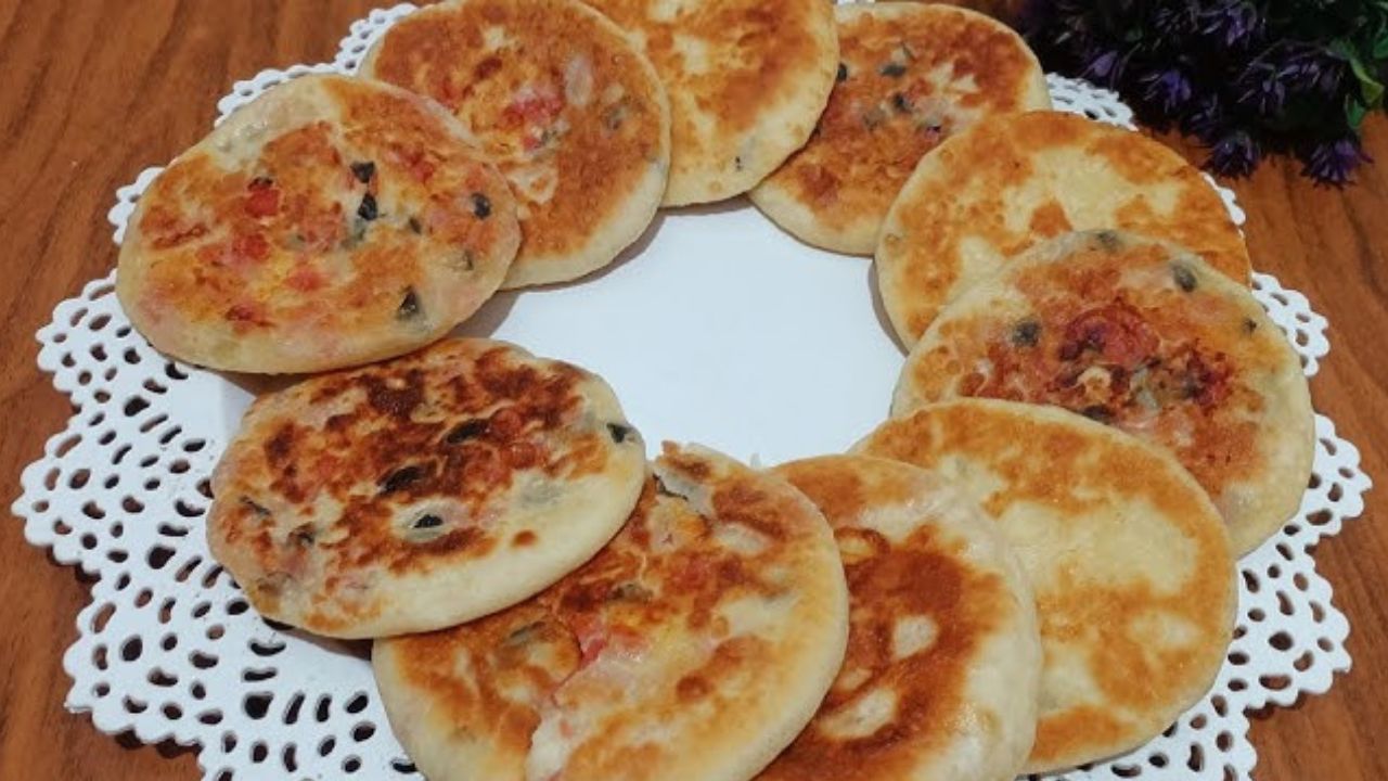 وجبة خفيفة وسهلة بمكونات من مطبخك تلائم كل الأوقات .. إعداد الفطائر السريعة بالطاسة