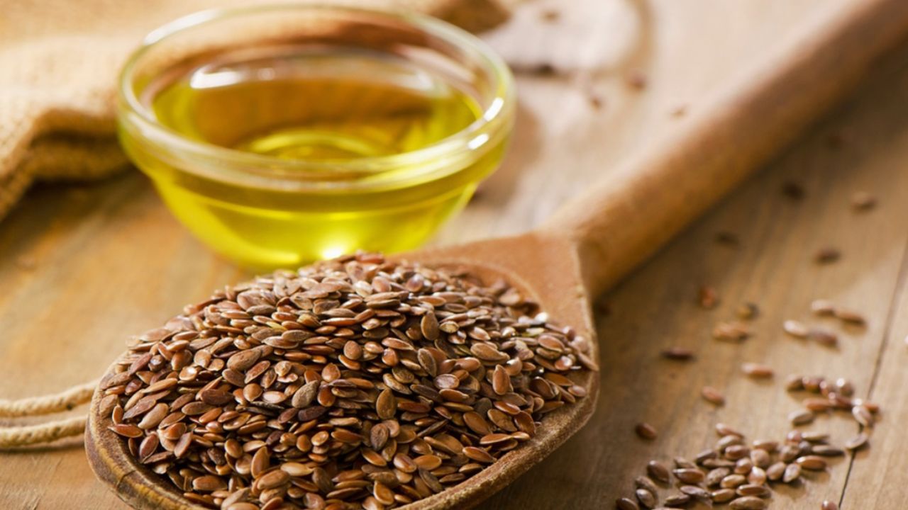 وصفات طبيعية ببذور الكتان لفرد الشعر الخشن في البيت من غير كيماويات 5 وصفات طبيعية ببذور الكتان لفرد الشعر الخشن في البيت من غير كيماويات