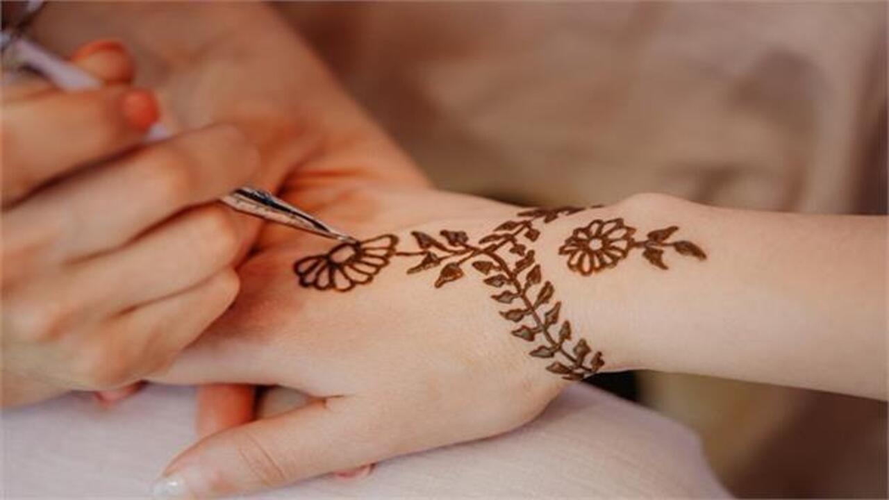خطوات تحضير رسم الحنة علي اليد في المنزل بإحترافية