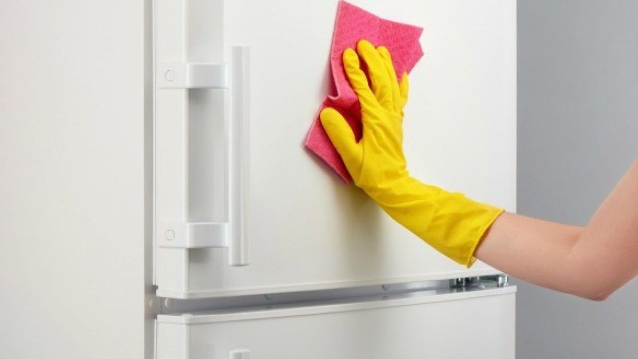 طريقة تنظيف الثلاجة بمكونات طبيعية والتخلص من الروائح الكريهة بـ 3 وصفات مجربة والنتيجة مبهرة