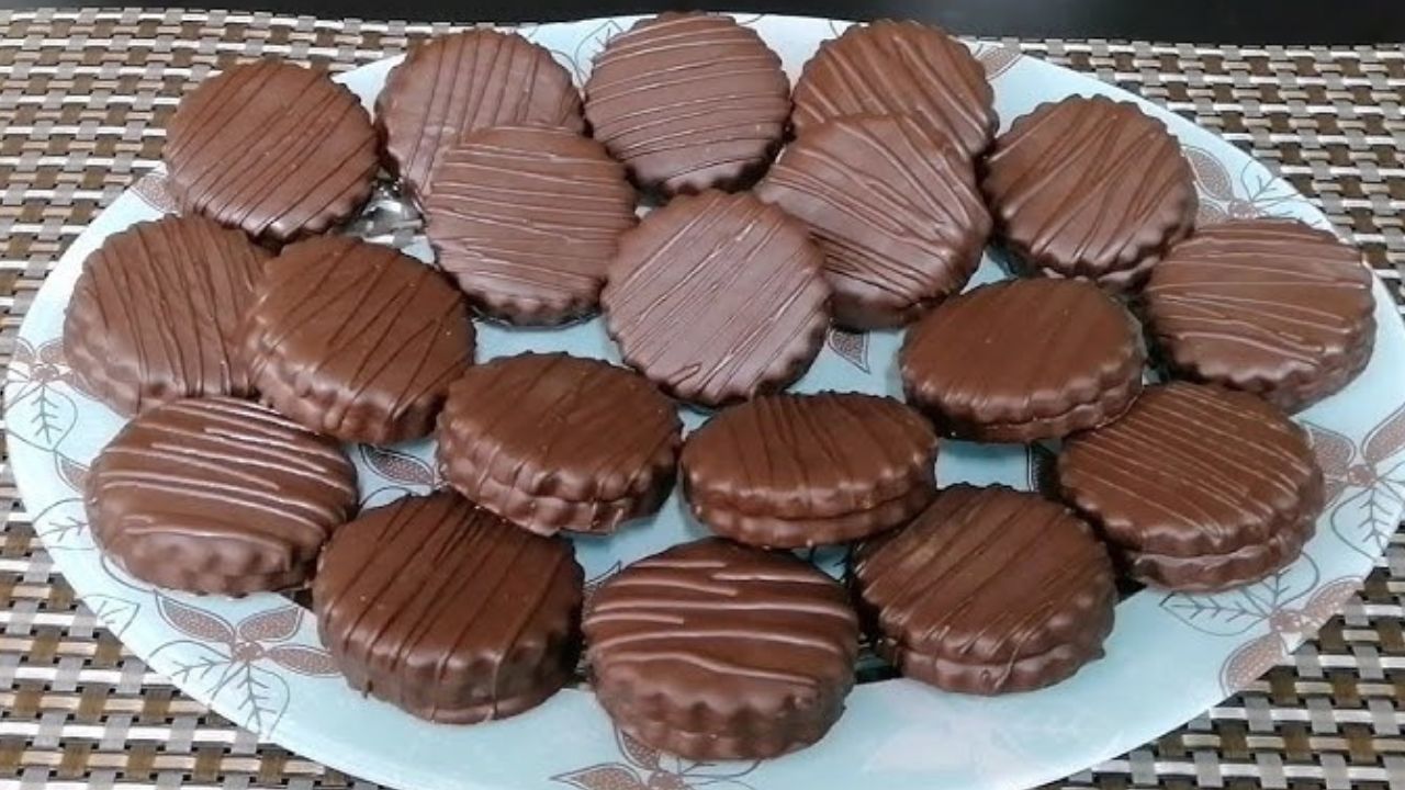 بالعجينة السائلة ببيضة واحدة وكوباية حليب اعملي البسكويت الاقتصادي بكمية كبيرة