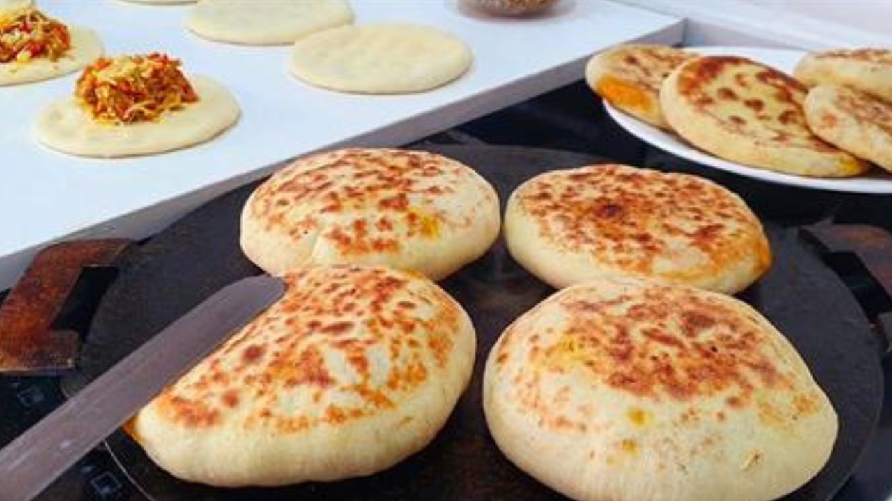 وصفة رهيبة طعمها يجنن للزنقات .. فطائر الماء الساخن في البيت بكوباية ونص دقيق والحشوة اللي تعجبك