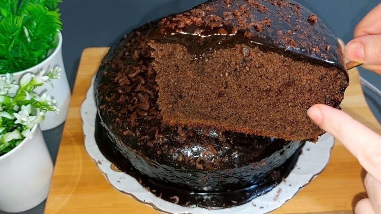 “أحلى حاجة حلوة بجد” طريقة عمل كيكة الحلة بالشيكولاته في البيت بمقادير موفرة وعلي قد الإيد