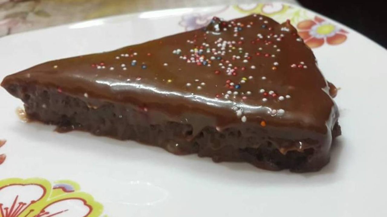 كيكة كادبوري هشة وغنية من جوة وبرة بكريمة الشوكولاتة اللذيذة