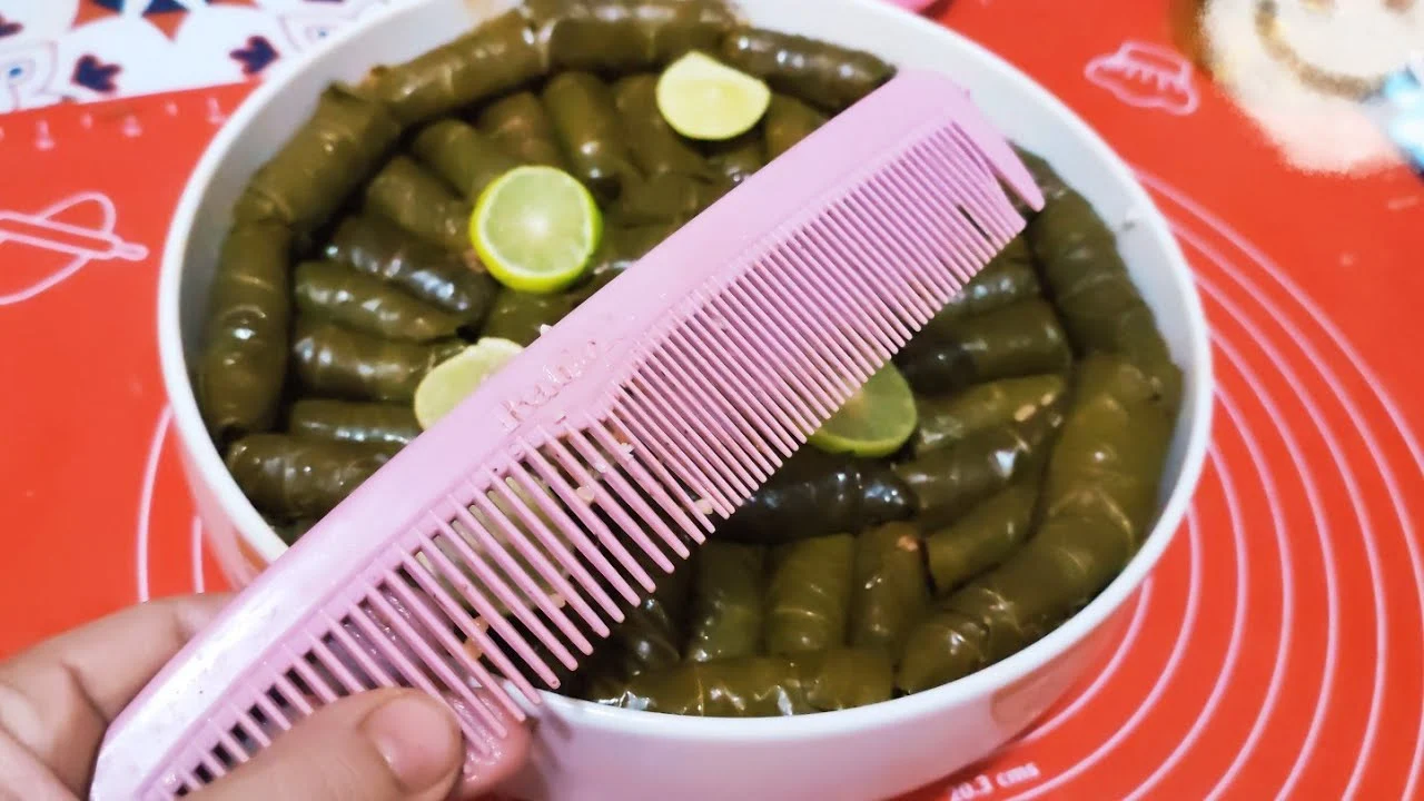 ورق العنب طعام مميز أم حالة من السعادة… طرق مبتكرة لف ورق العنب بدون عناء
